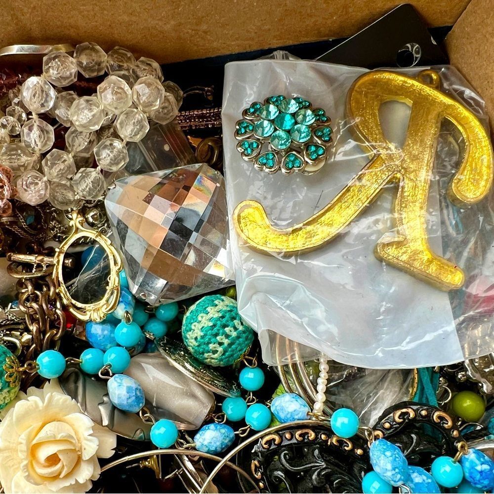 🎁 2 LB unsearched untested junk jewelry lot~ junk wearable craft repair - Picture 7 of 10